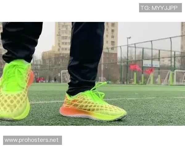 足球巨星搞笑穿搭篮球服引发球迷热议与欢乐反响 足球巨星搞笑穿搭篮球服引发球迷热议与欢乐反响