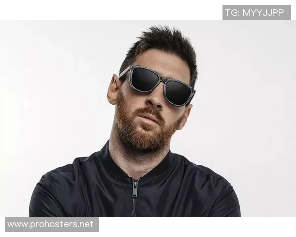 足球明星佩戴墨镜的高清写真展现独特魅力与风格 足球明星佩戴墨镜的高清写真展现独特魅力与风格